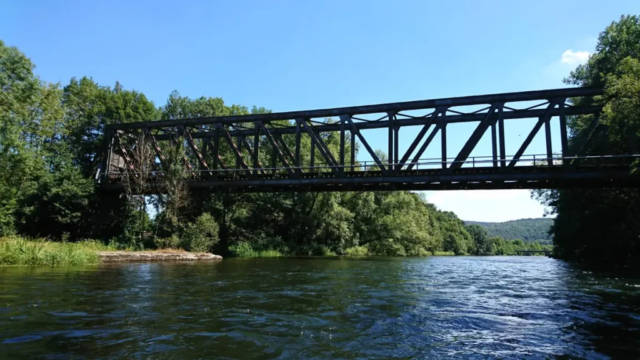 Kanutour auf der Eder (alte Bahnbrücke)