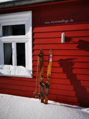 Minnas Cottage mit alten Skiern