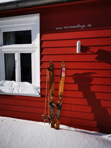 Minnas Cottage mit alten Skiern