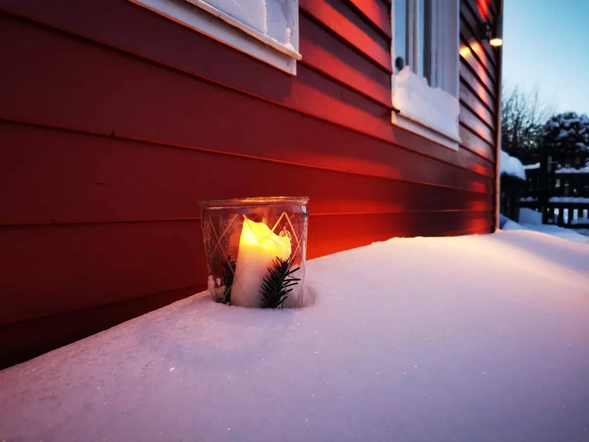 Kerzenlicht im Schnee